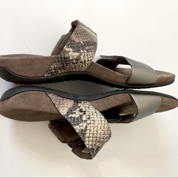 Vionic Camila Flat Leather Snake Silver Sandal size 7 - Picture 5 of 8